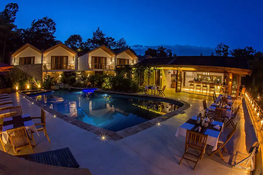 The-Retreat-Bar-and-Pool-at-Night