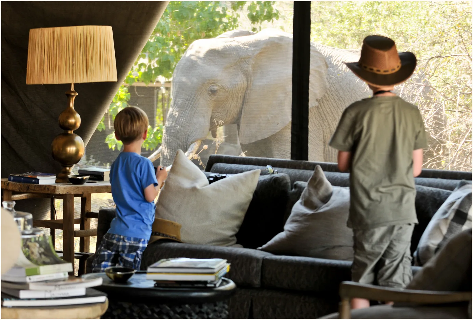 Botswana-Okavango-Delta-Machaba-Camp-lounge-olifant-kinderen-CP