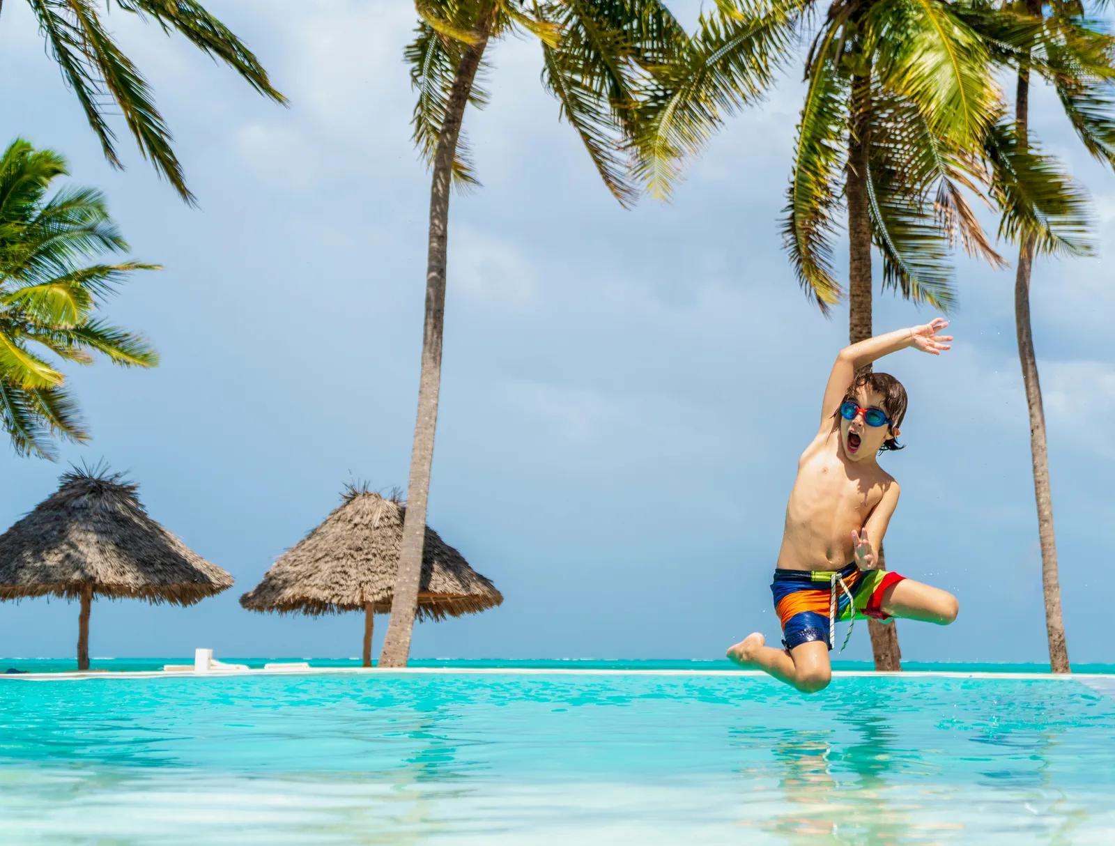 Tanzania-Zanzibar-jongetje-in-zwembad.webp